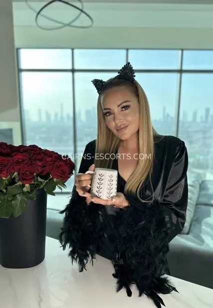 Cairns escorts Linnéa — 4