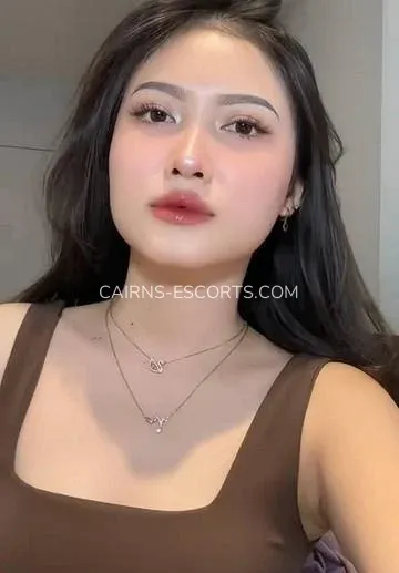 Cairns escorts Linnéa — 1