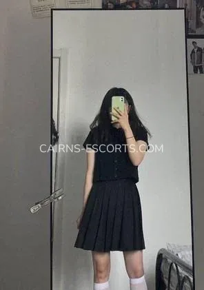 Cairns escorts Daisy — 4