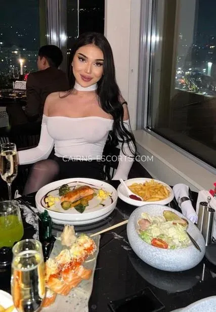 Cairns escorts Märta — 6