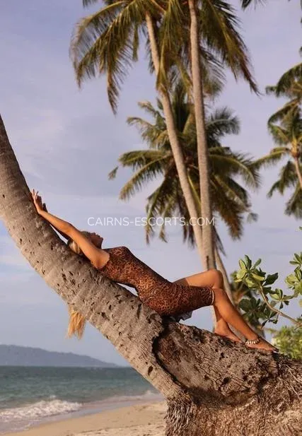 Cairns escorts Linnéa — 9