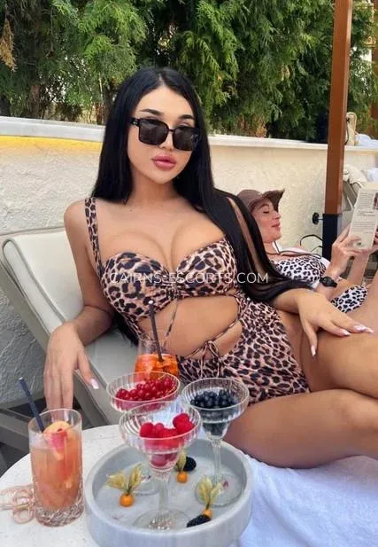 Cairns escorts Märta — 8