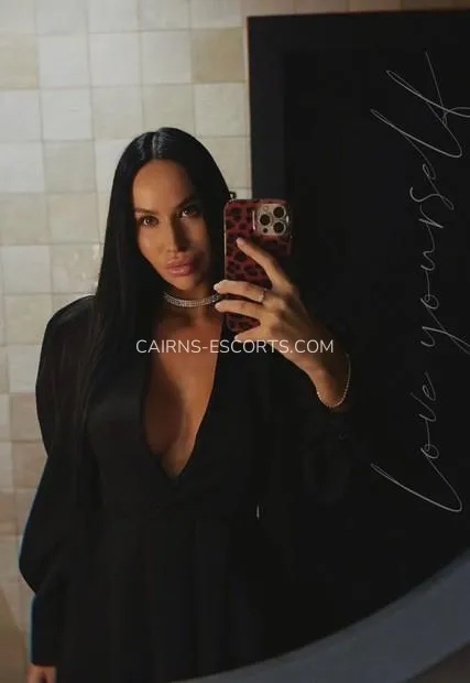 Cairns escorts Peyton — 2