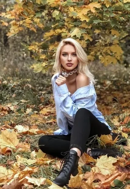 Cairns escorts Åsa — 2