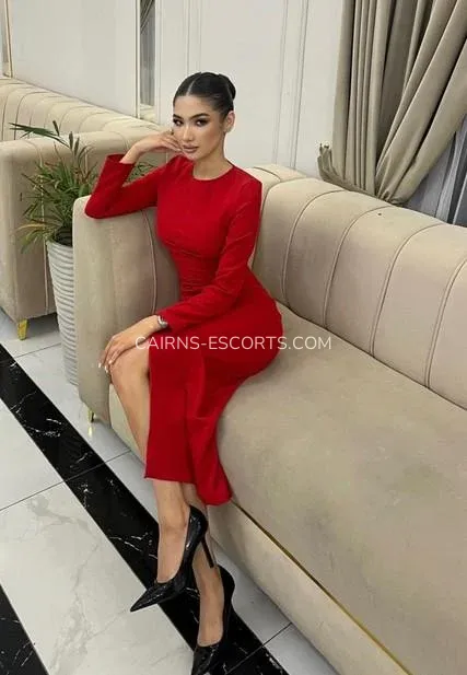 Cairns escorts Märta — 6