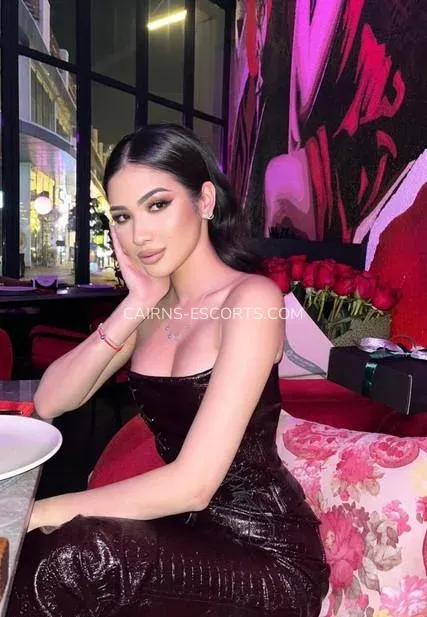 Cairns escorts Märta — 9