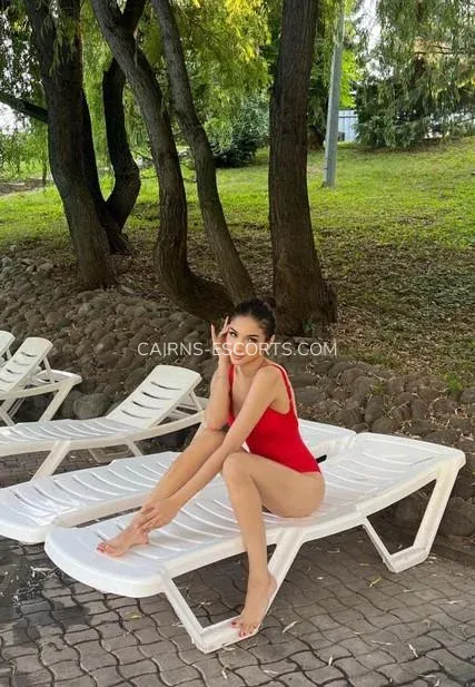 Cairns escorts Märta — 1