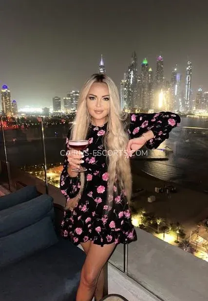 Cairns escorts Linnéa — 6