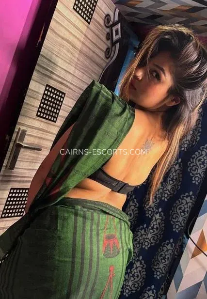 Cairns escorts Märta — 4