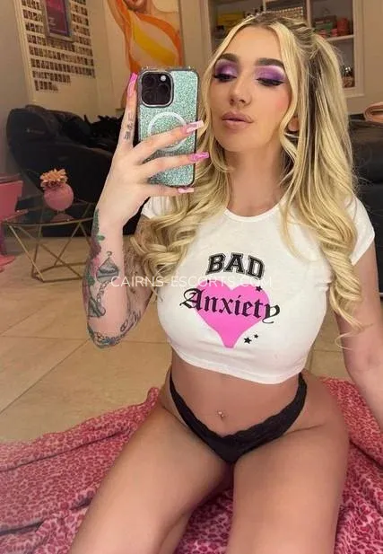 Cairns escorts Linnéa — 1