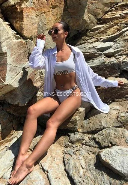 Cairns escorts Ulla — 5