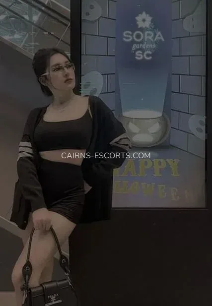 Cairns escorts Elvira — 5