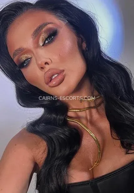 Cairns escorts Åsa — 10