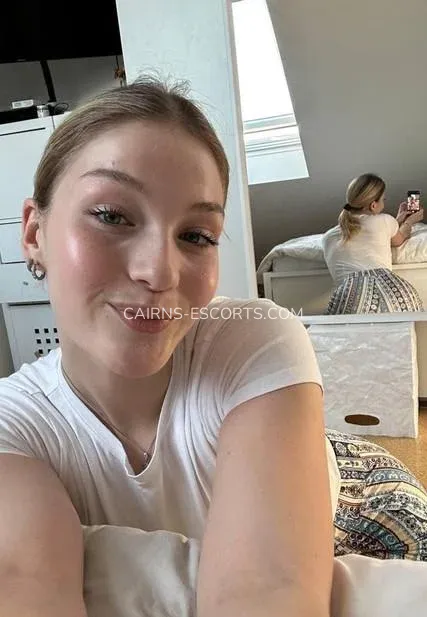 Cairns escorts Åsa — 4